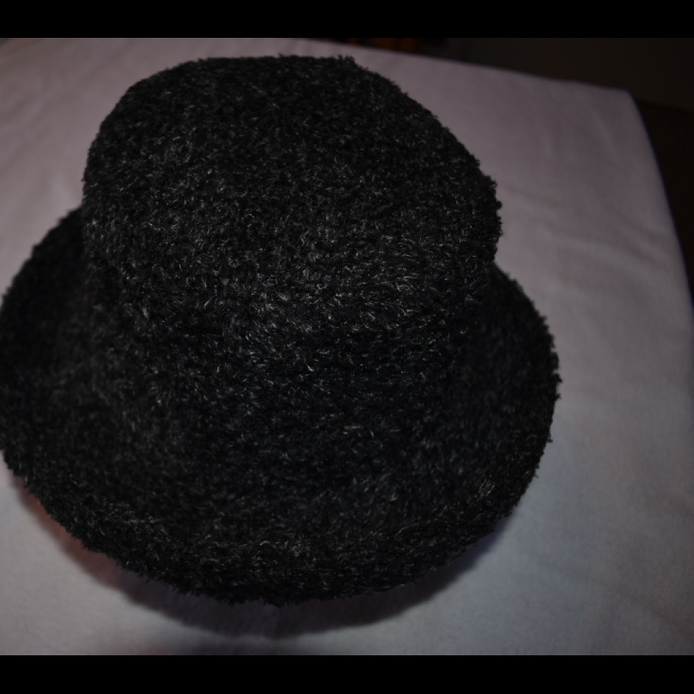 Women’s bucket har with turned up brim.